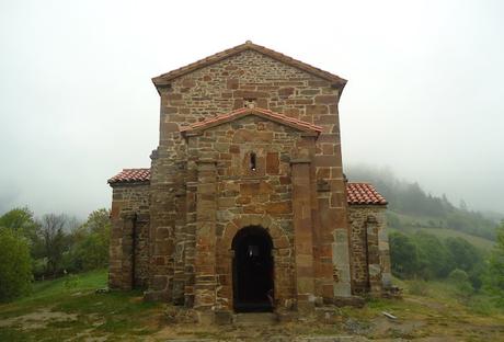 fachada IGLESIA DE SANTA CATALINA DE LENA. Románico en el Camino del Salvador