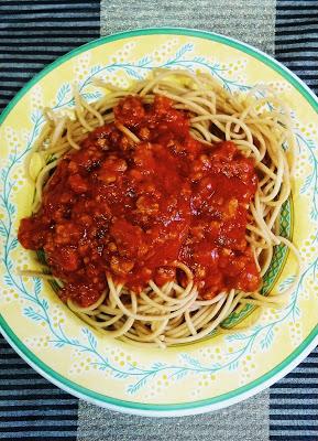 Espaguetis integrales con salsa de tomate y pimientos del piquillo con cerdo