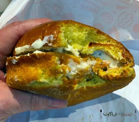 bocadillo de pollo restaurante popeyes bocadillo con pan brioche en restaurante popeyes