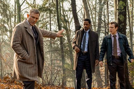 Puñales por la espalda Benoit Blanc (Daniel Craig), teniente Elliot (LaKeith Stanfield) y agente Wagner (Noah Segan)