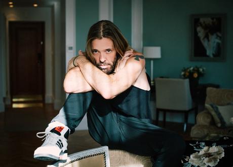 TAYLOR HAWKINS, el batería de Foo Fighters, publica su nuevo álbum junto a The Coattail Riders.