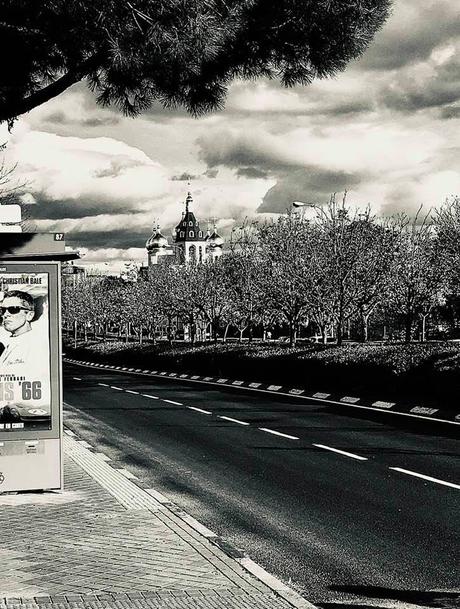 Tránsitos La imagen puede contener: una persona, cielo, nubes y exterior