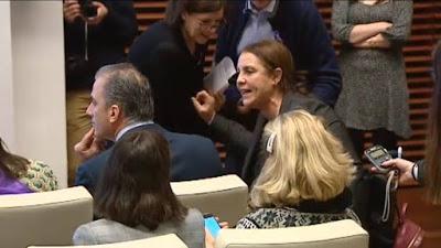 Nadia Otmani, una mujer en silla de ruedas, se enfrentó a Vox.