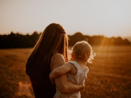 ¿Cómo contribuye la crianza de los hijos al riesgo de problemas relacionados con el alcohol?