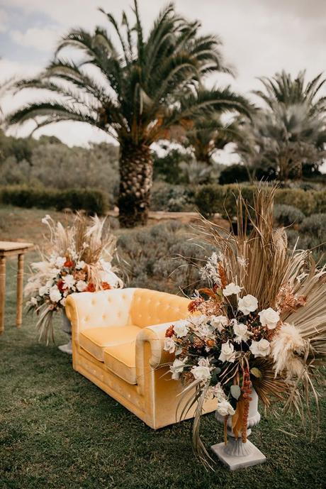 Boda en casa indiana Barcelona ceremonia boho sofa amarillo pampas www.bodasdecuento.com