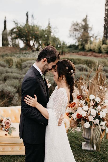 Boda en casa indiana Barcelona ceremonia boho novios sofa amarillo pampas www.bodasdecuento.com