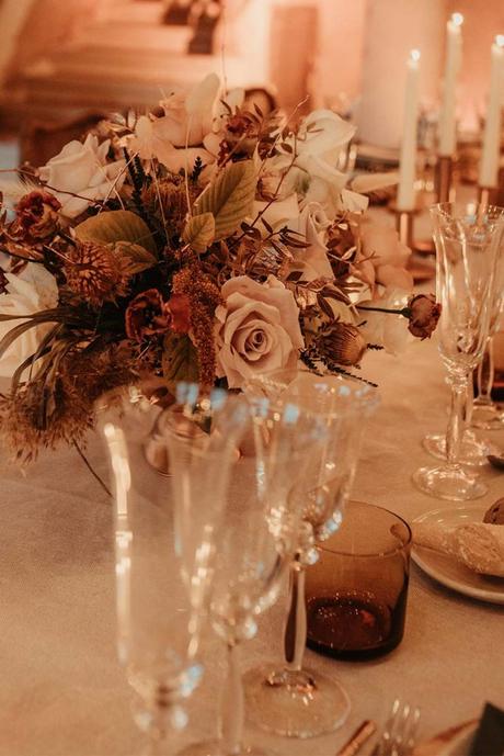 Boda en casa indiana Barcelona boda boho centro de mesa decoración velas floral crema ocre naranja www.bodasdecuento.com