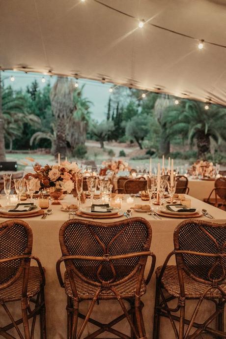 Boda en casa indiana Barcelona boda boho mesa decoración velas floral crema ocre naranja www.bodasdecuento.com