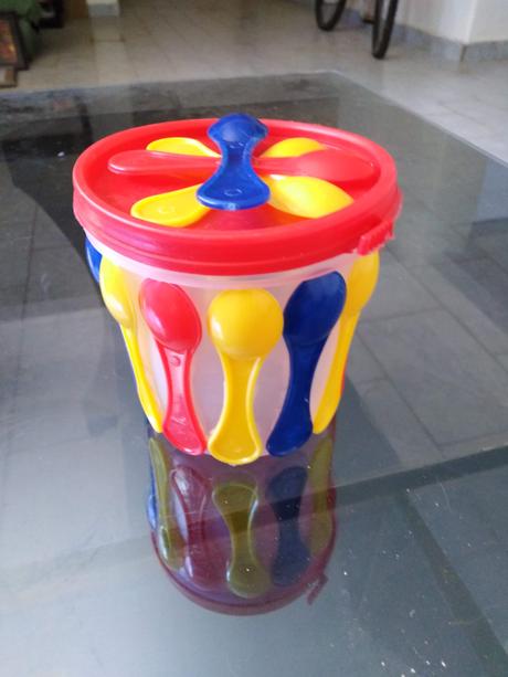 Cómo decorar un pote de plástico con cucharitas de helado