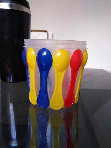 Cómo decorar un pote de plástico con cucharitas de helado