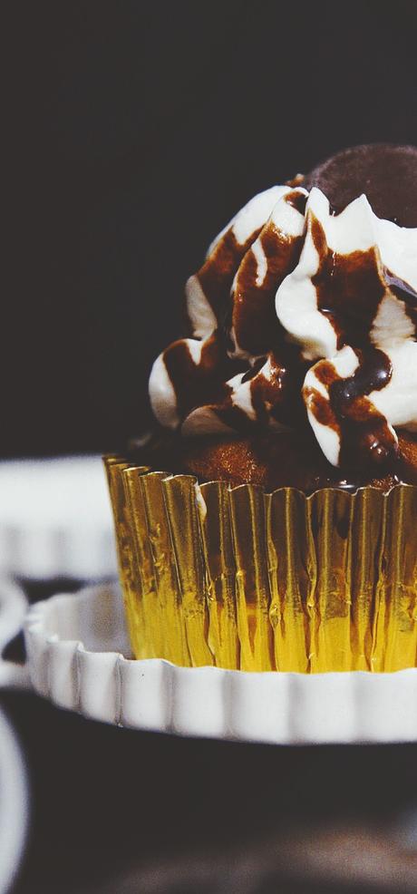 CUPCAKES DE CARROT CAKE CON FROSTING DE RICOTTA Y RELLENO DE CHOCOLATE