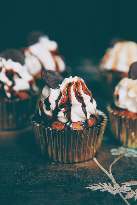 CUPCAKES DE CARROT CAKE CON FROSTING DE RICOTTA Y RELLENO DE CHOCOLATE