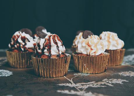 CUPCAKES DE CARROT CAKE CON FROSTING DE RICOTTA Y RELLENO DE CHOCOLATE