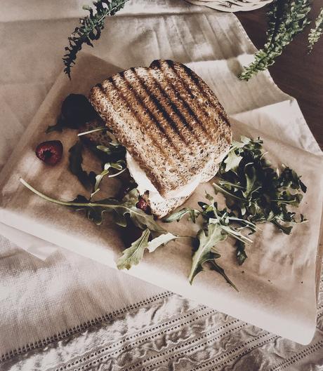 Sandwich de pollo, queso de cabra, mozzarella y frambuesas