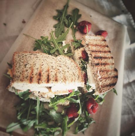 Sandwich de pollo, queso de cabra, mozzarella y frambuesas