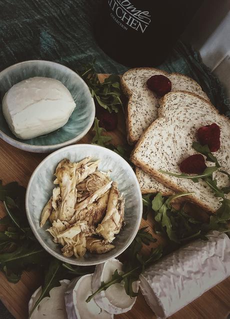Sandwich de pollo, queso de cabra, mozzarella y frambuesas