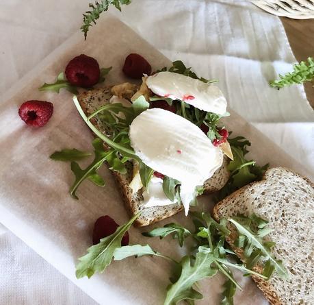 Sandwich de pollo, queso de cabra, mozzarella y frambuesas