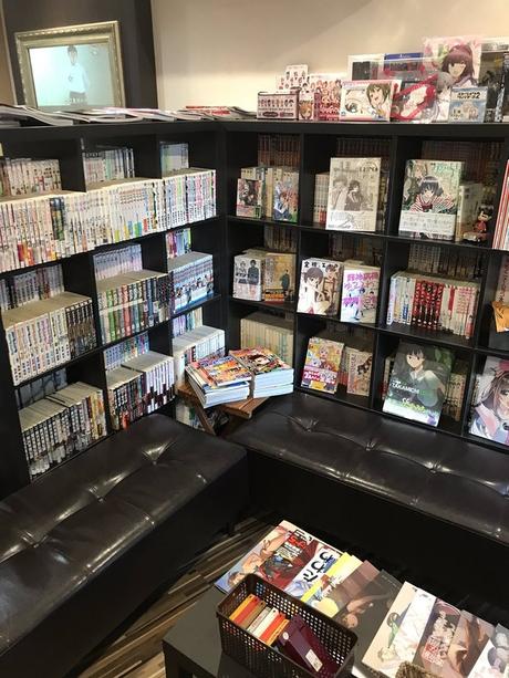 Salón de Belleza para Otakus cuenta con manga Hentais de Lolis