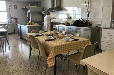 comida en la fabrica de caldo natural aneto