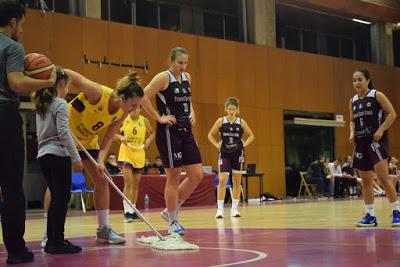 Galería de escenas del Bàsquet Femení Sant Adrià-Barça CBS (Liga Femenina 2)