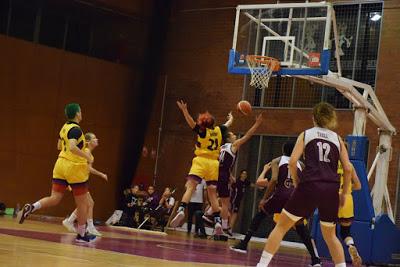 Galería de escenas del Bàsquet Femení Sant Adrià-Barça CBS (Liga Femenina 2)