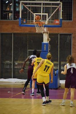 Galería de escenas del Bàsquet Femení Sant Adrià-Barça CBS (Liga Femenina 2)