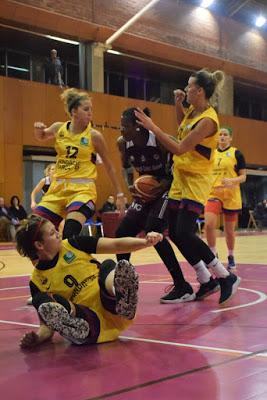 Galería de escenas del Bàsquet Femení Sant Adrià-Barça CBS (Liga Femenina 2)