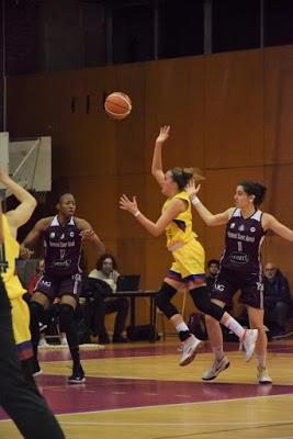 Galería de escenas del Bàsquet Femení Sant Adrià-Barça CBS (Liga Femenina 2)