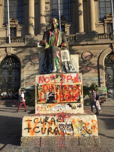 Chile. Las casitas del Barrio Alto.   Protesta que incomoda