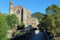Puente medieval románico sobre el río Fluvià y la iglesia Nova, en Sant Joan Les Fonts en la Garrotxa. Girona.