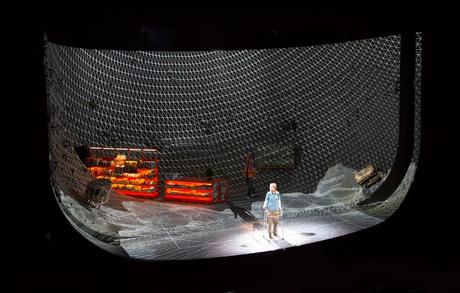 Es Devlin: Obras efímeras que perduran en la memoria. ugly-lies-bone-set-design-theatre-uk-es-devlin_dezeen_2364_col_1