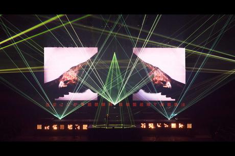 Es Devlin: Obras efímeras que perduran en la memoria. EDN_KANYE_THRONE_06_170915_083147