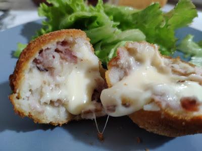 Croquetas sorpresa de patata y beicon. Unas croquetas muy fáciles incluso para los menos cocinillas