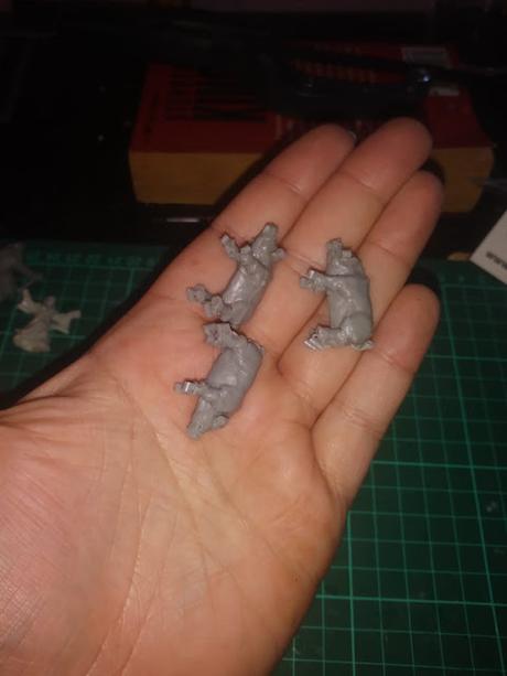 Foto-reseña de figuras de MOM Miniaturas: Esqueletos, cerdos y mas...