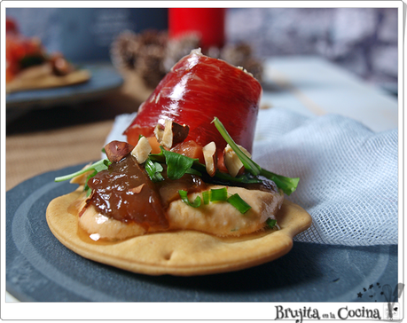 Tosta ibérica de jamón, queso cabra y papaya