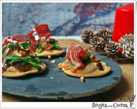 Tosta ibérica de jamón, queso cabra y papaya