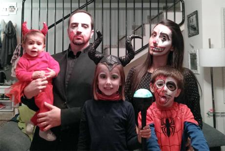 Halloween en familia, disfraces, dulces y diversión