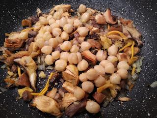 GUISAILLO DE BENARRABÁ CON SETAS, GARBANZOS Y AOVE DE LA SERRANÍA DE RONDA (MOLINO DE DON FELIX) GUISAILLO DE BENARRABÁ CON SETAS, GARBANZOS Y AOVE DE LA SERRANÍA DE RONDA (MOLINO DE DON FELIX)