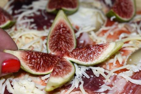 Pizza con jamón ibérico, queso de cabra y higos