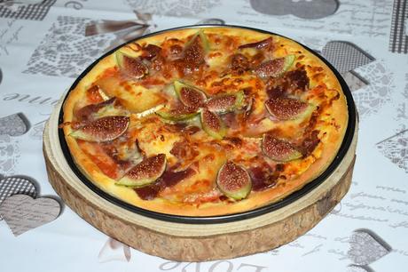 Pizza con jamón ibérico, queso de cabra y higos