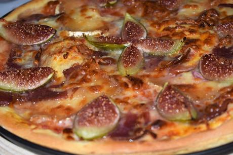 Pizza con jamón ibérico, queso de cabra y higos