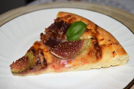 Pizza con jamón ibérico, queso de cabra y higos