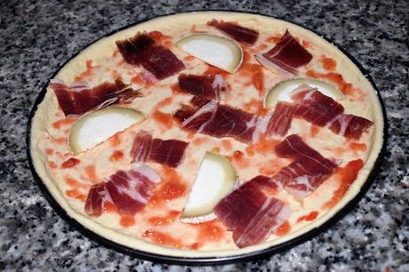 Pizza con jamón ibérico, queso de cabra y higos