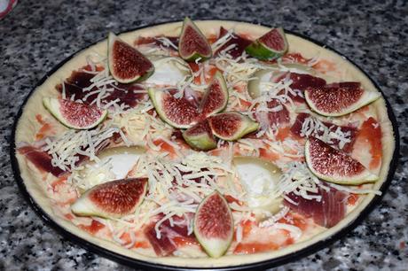 Pizza con jamón ibérico, queso de cabra y higos