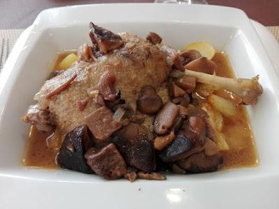 Confit de pato al Jerez con setas y patatas Confit de pato al Jerez con setas y patatas.