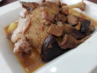 Guiso de confit de pato al Jerez con setas y patatas Guiso de confit de pato al Jerez con setas y patatas.