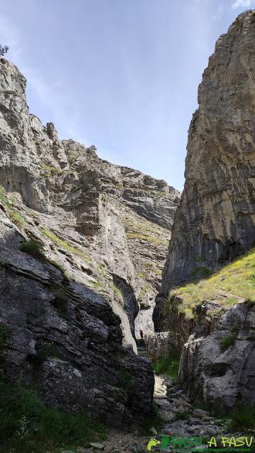 RUTA del DESFILADERO DE LOS CALDERONES desde PIEDRASECHA Estrechez entre rocas del desfiladero de los Calderones