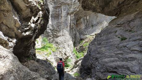 RUTA del DESFILADERO DE LOS CALDERONES desde PIEDRASECHA Paso entre rocas en el Desfiladero de los Calderones, León
