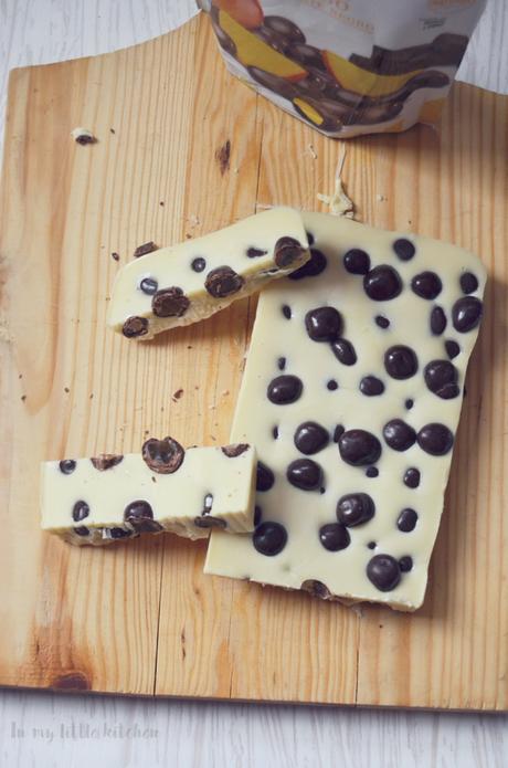 Turrón de chocolate blanco con perlas de chocolate y mango con Degustabox Turrón de chocolate blanco con perlas de chocolate y mango con Degustabox