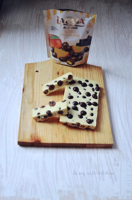 Turrón de chocolate blanco con perlas de chocolate y mango con Degustabox Turrón de chocolate blanco con perlas de chocolate y mango con Degustabox